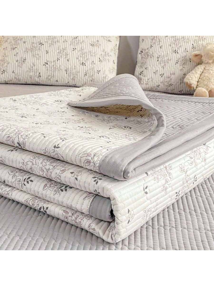 A Grade Quilted Bed Cover Double Layer Floral Soft Breathable Blanket for Bed Dorm Room
